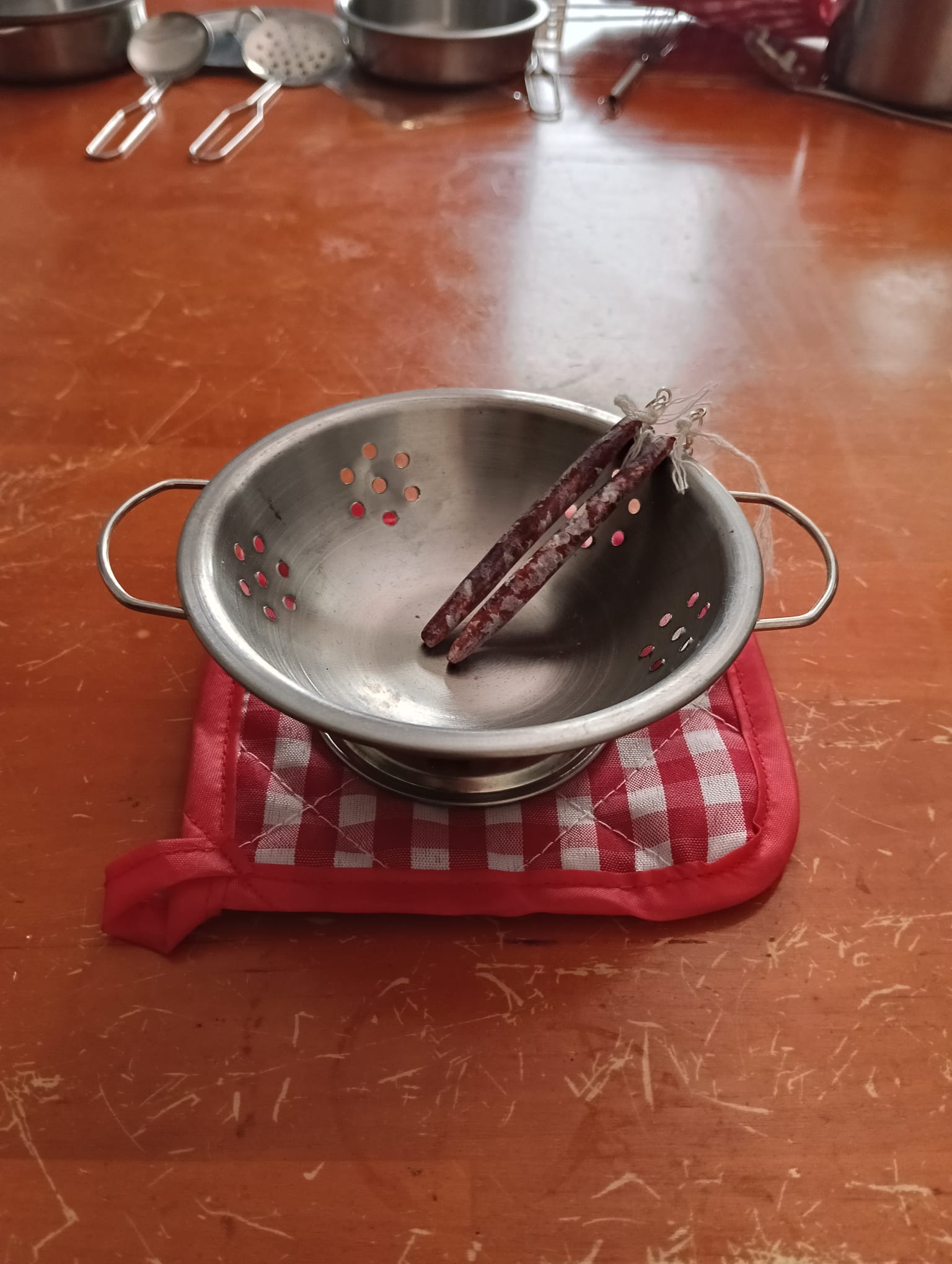 Arracades reals de fuet fotografiades dins una cassola.