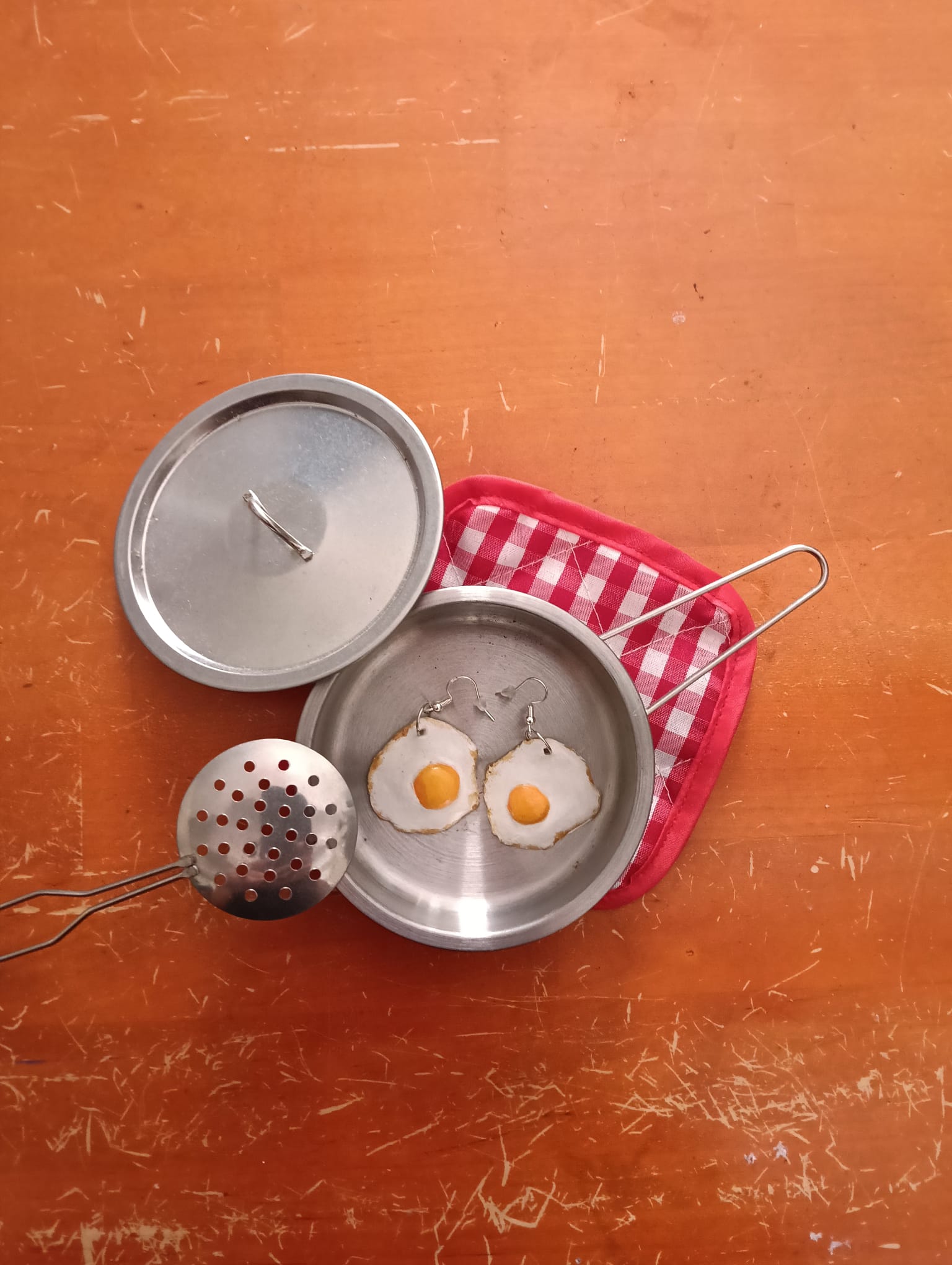 Arracades reals d'ou ferrat dins una cassola.
