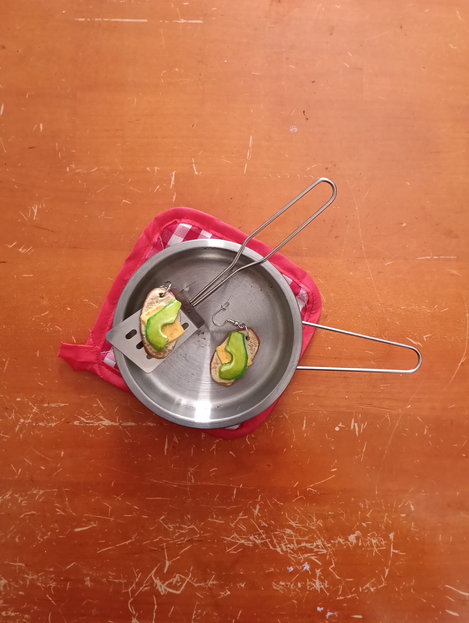Arracades reals de torrada amb alvocat dins una cassola.