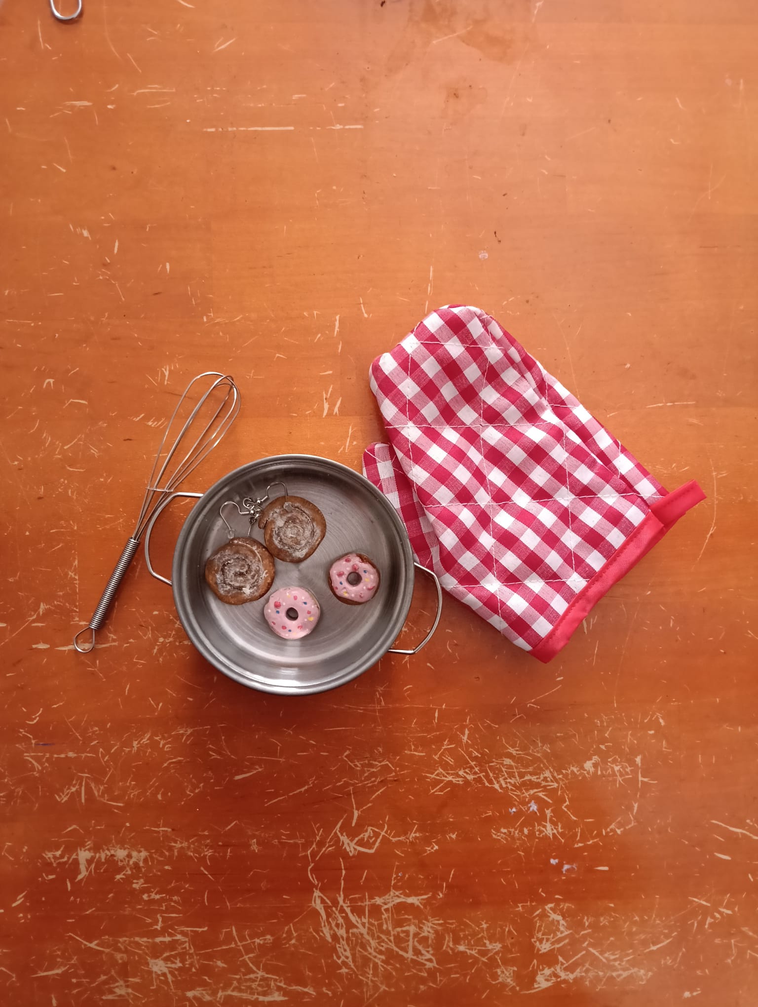 Arracades reals de rotllet dolç fotografiades dins una cassola petita.